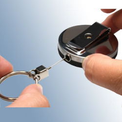 Ausweisjojo aus Metall mit Schlüsselring und Gürtelclip